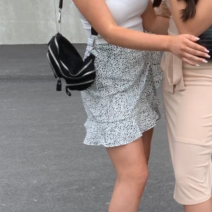 Kjol - Säljer denna fina vit/svarta kjolen, använd 1 gång, inga som helst fel.