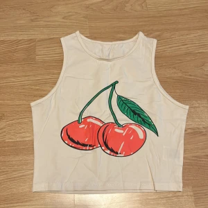 Topp - Topp/t-shirt/linne med körsbär på. Helt oanvänt. Storlek S💗