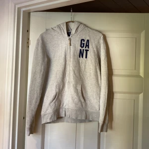 Gant hoodie  - Superfin hoodie från gant. Den är tyvärr lite för liten. Fin ljus grå färg med blå text. Den är i fint skick. 
