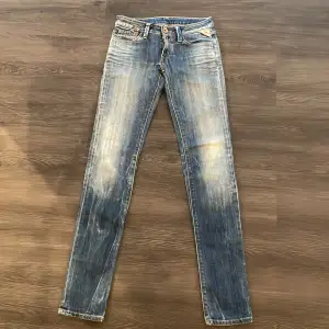 väldigt fina low waist replay jeans i mycket bra skick. storlek: W24 L34. Originalpris: 1500kr. Skriv om du har frågor! 