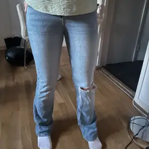 Nu säljer jag mina skit snygga mid waist jeans från Gina tricot i storlek 36, knappt använda. Tveka inte att fråga frågor 🥰