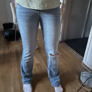 Gina tricot mid waist  - Nu säljer jag mina skit snygga mid waist jeans från Gina tricot i storlek 36, knappt använda. Tveka inte att fråga frågor 🥰