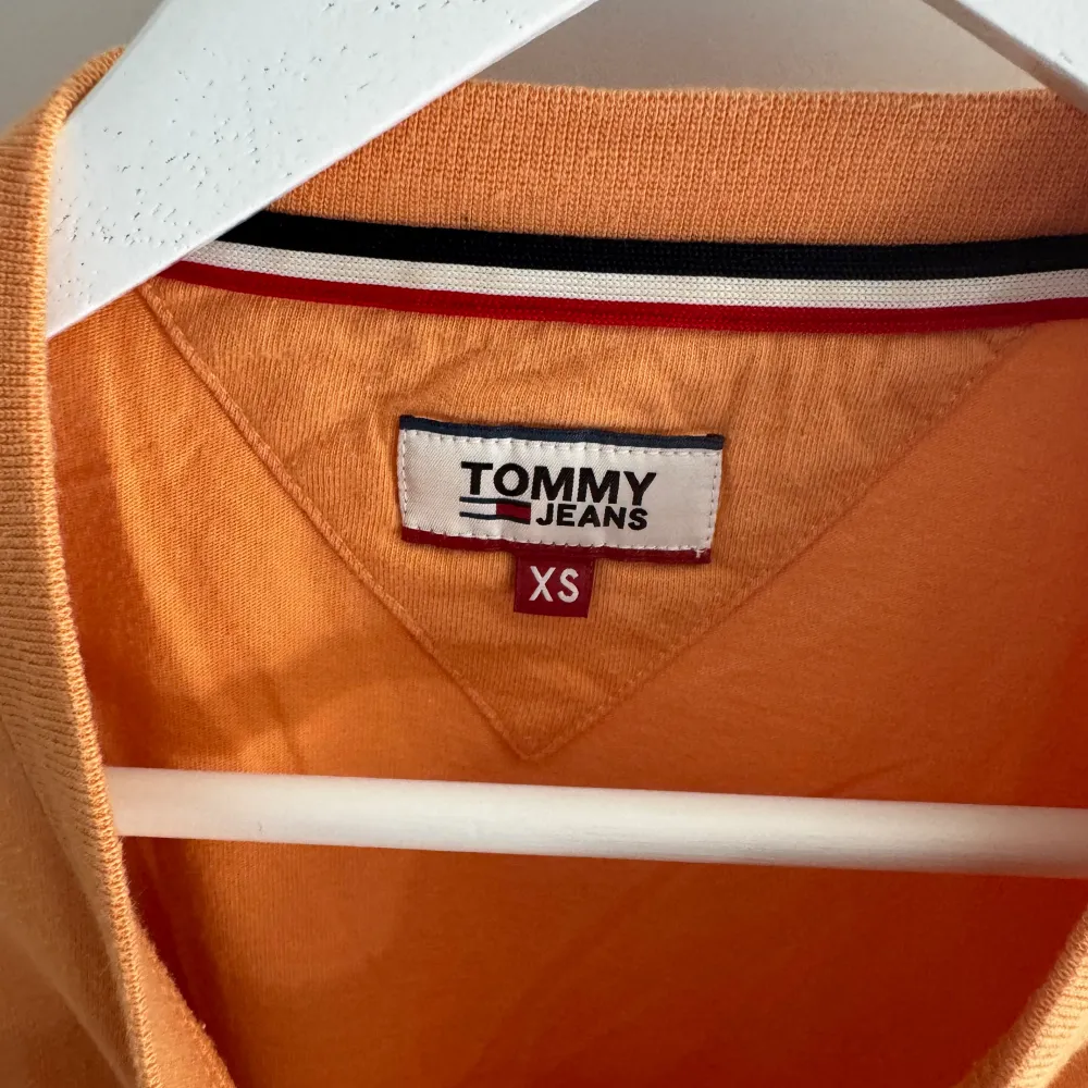 En snygg t-shirt från Tommy Jeans!. T-shirts.