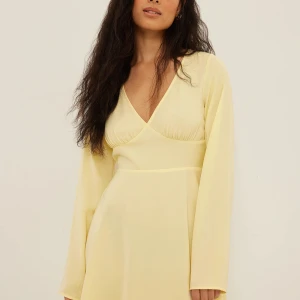 Klänning  - Superfin klänning perfekt till sommaren🌸 använd en gång på skolavslutningen, så gott som ny💖🌊