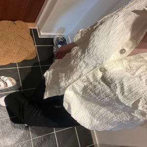 Blus i silkmix - Jätteskön & fin blus/skjorta i silkmix. Str 32 men den är oversized och sitter som en 36. Jag har vanligtvis S. Lapp kvar, köpt för flera år sedan & aldrig använd. Nypris 890kr🩷