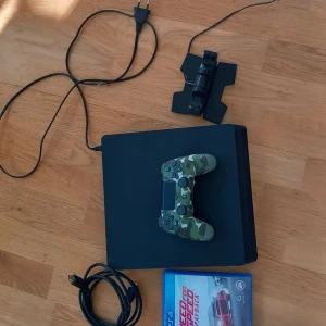Ps4 - Tja säljer nu mitt ps4 då den inte används. Funkar precis som det ska oj det följer även med lite tillbehör och spel