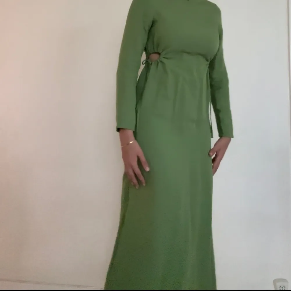Säljer denna fina gröna klänningen då den inte kommer till användning. Hålen i justerar du själv. Storlek S.. Klänningar.