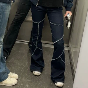 Jeans med fransar - Säljer dessa suupersnygga jeans med fransar som jag älskar. Använda några gånger men superbra skick. Jag är 160 och de är lite längre på mig. Skriv för frågor eller vid intresse💕