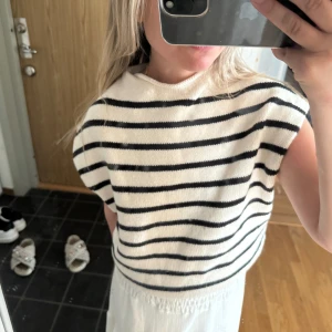 Stickad väst  - Säljer denna snygga stickade väst från Gina Tricot🤍den är i väldigt fint skick 