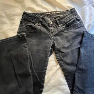lågmidjade bootcut jeans från ltb. storlek 26x30 o passar super bra för mig som e 155cm. köpte secondhand så det syns att de har varit använda. pris kan diskuteras💕