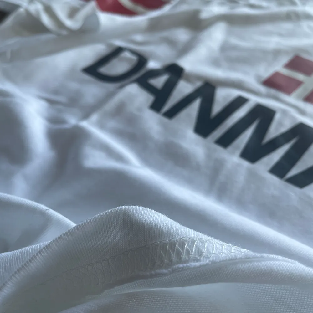 Sommar T-shirt med Danska flagga 🇩🇰. T-shirts.