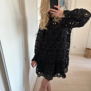 Hålbroderad klänning  - Superfin hålbroderad klänning från Vila💕 använd en gång, storlek 40 men sitter bra på mig som normalt har xs/s