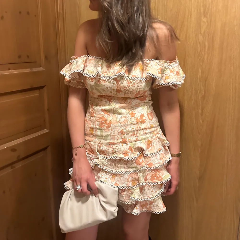 Sjukt fin klänning från märket Bardot! Nypris 1 800 kr och i super fint skick (enbart använd 1 gång)🩷 Perfekt till typ midsommar eller andra sommarfester!!. Klänningar.