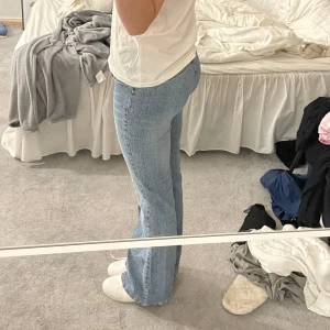 Lågmidjade bootcut jeans  - Säljer dom här super snygga lågmidjade jeansen då dom är för små för mig💓 Vet inte rikgit vilken storlek men kolla sista bilden💓En knapp är borta men det är lättlöst om man vill ha en 💓
