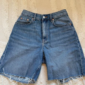 Trendiga bermudashorts!! ⭐️ - Lite baggy jeansshorts i bermudamodell från H&M!! Storlek: 34. De är i riktigt bra skick, då jag knappt använt de. Säljer eftersom de är för små för mig 💞