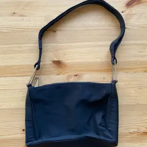 Fin och liten svart handväska i bra skick
