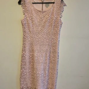 Rosa spets klänning  - Rosa spets klänning  Går över knäna 