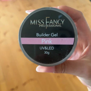 Miss fancy buildergel - 30g buildergel i färgen pink. Helt oanvänd så 100% kvar. Köpt för 320. Säljer för 280. Finns ej i lager. EJ BYTE