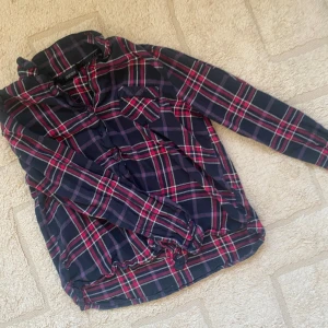 Pyjamaströja - Pyjamaströja med mörkblått, rött och vitt mönster.