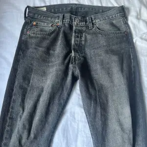 Säljer nu mina levis 501or i storlek 32/32, väldigt bekväma jeans och perfekt till alla kläder! för mer bilder och frågor skicka ett PM!🤪
