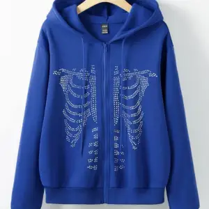 Zip hoodie med diamant detaljer från Shein strl S  Använd ca 3-4 gånger, lite nopprig på ärmarna men annars i fint skick 💙