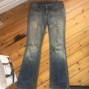 skit snygga 7 jeans som inte går att få tag på. väl använda så finns defekter men som ej syns när man har på sig jeansen. defekterna är på bild 4,5. de har blivit inlämnade och sydda. nypris är 2400kr, mindre pris pga defekter 