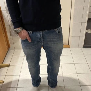 Dondup jeans  - Säljer nu dessa sjukt snygga jeansen från Dondup i modellen mius som är i slimfit. Skicket är 9,5/10 endast provade på. Nypris är 3300 och mitt pris 799. Hör gärna av dig vid minsta lilla fundering eller fråga! 😃