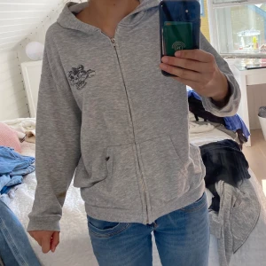 Zip up - Zip up med tryck, har en defekt (se bild) men går säkert att tvätta eller få bort 🥰