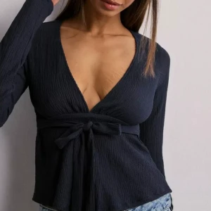 Cute tie top - Cute tie top från Nelly!