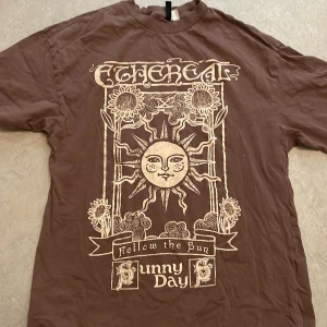 Oversized tröja - Storlek xxs, ca 65cm lång och ca 46cm bred runt midjan. Köptes för några år sedan. Sällan andvänd. Skrynklig men annars bra skick. Oversized.