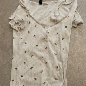 Mini Blomstrig tröja - Storlek xxs, ca 41cm lång och ca 24cm bred runt midjan. Ganska dåligt skick. Har andvänts några gånger. Och köptes för ungefär ett år sen.