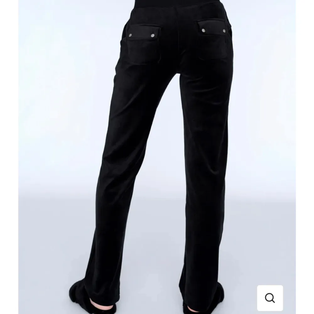 ”classic velour del ray pant black”från juicy couture! fick i födelsedags present i september 2022, så de är ganska använda men ser ut som nya!🤗 finns en liten typ ”fläck” på insidan som man dock inte ser! skriv för fler bilder🥰. Jeans & Byxor.