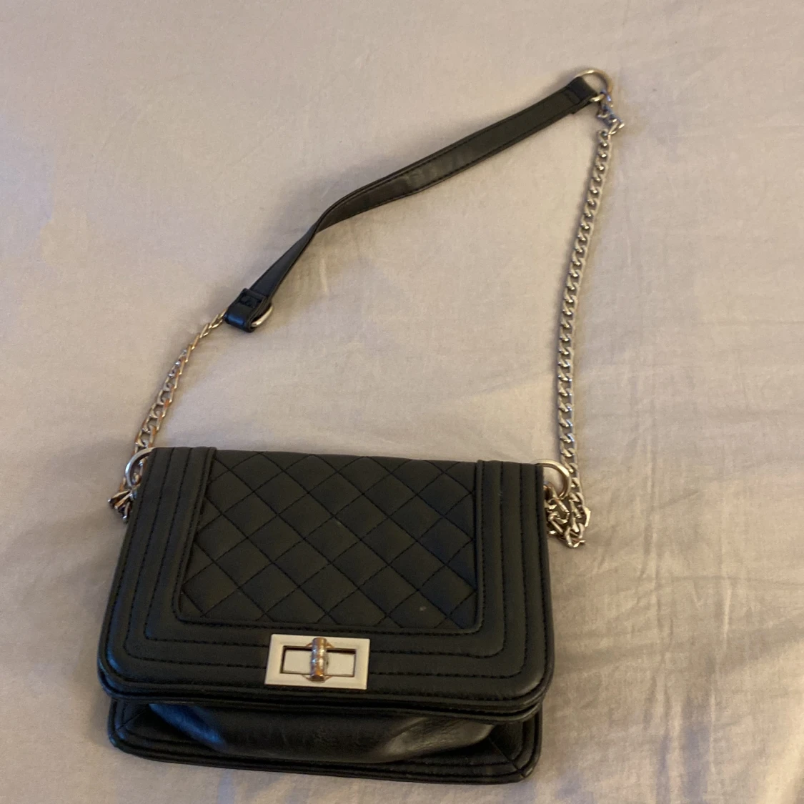 Fin svart silvrig väska 