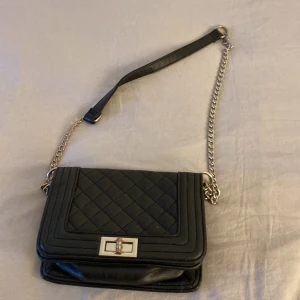 Fin svart silvrig väska  - Fin svart silvrig väska men silvret av den färgen har gått bort men annars den e JÄTTE fin 💕