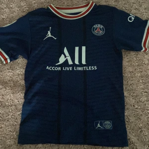 Säljer denna - Hej jag säljer denna fina äkta psg tröjan eftersom den blivit liten på mig, är 167 byter även ut mot en vit psg tröja❤️