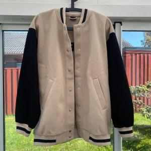”College” kappa  - Snygg ”college” kappa som använd max 3 gånger. Fortfarande in bra skick! Lite oversized. 