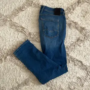 Säljer dessa as feta replay jeans. Modell anbass. Jättefint skick med en liten slitning fram! PM för mer info 