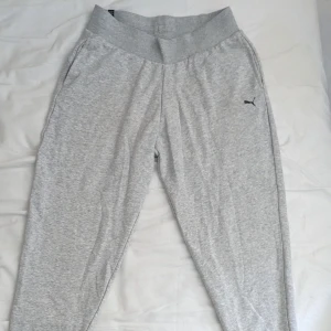 Puma Sweatpants - HELT OANVÄNDA SWEATPANTS. Puma Sweatpants är i jätte bra skick.