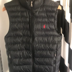 Ralph lauren väst - Hej säljer min Ralph lauren väst i storlek XS. Skick 10/10 har några gånger. Ny pris 3395 Mitt pris 1999.  Hör av er om ni har några frågor.