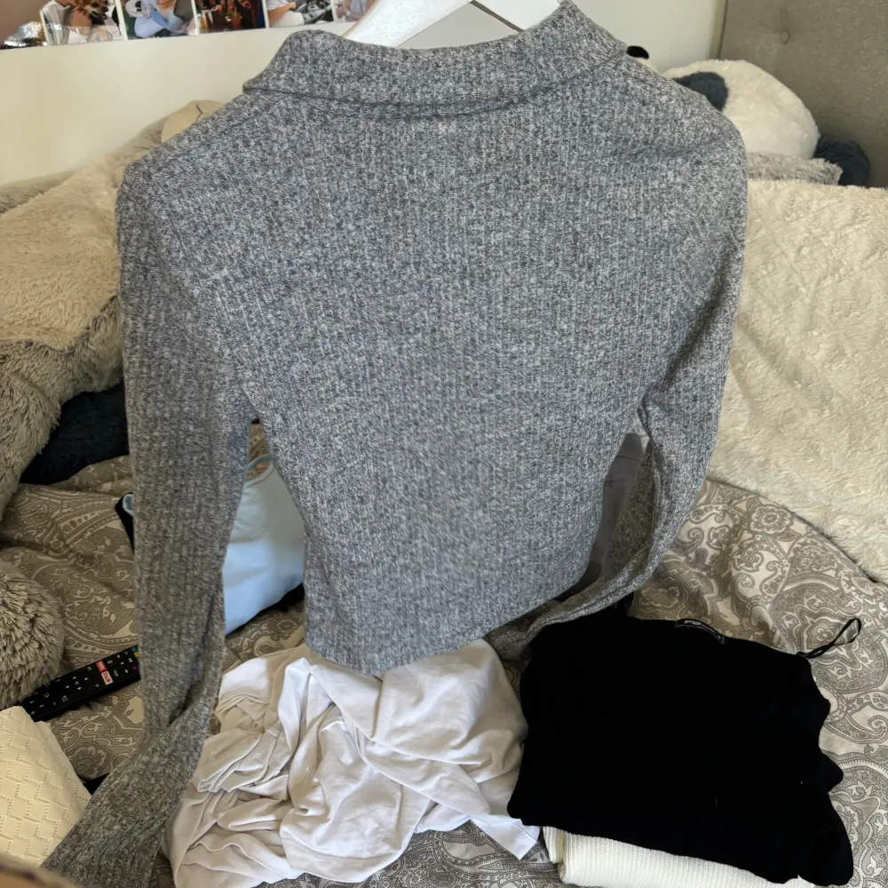 grå zip tröja, storlek xs, aldrig använd 💕. Tröjor & Koftor.