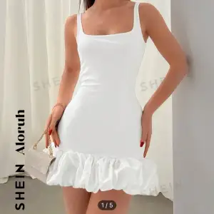 Jättefin vit klänning passar perfekt och är inte för kort men inte min stil.