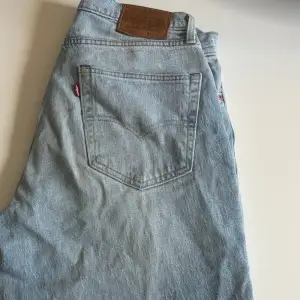 Ett par ljusblå Levi’s jeans i bra skick som inte kommer till användning längre, Strl W32 L32 Passar kring 187 cm  Köpta för ca 900-1000kr och säljer för 275kr
