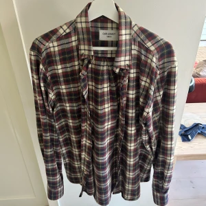 Our Legacy skjorta - Rutig flanellskjorta från Our Legacy. Storlek large, tts. Föreslå gärna pris. Väl mött.