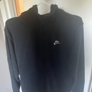Nike hoodie full zip - - Bra men använt skick - Storlek S - säljer pågrund av att den är för liten
