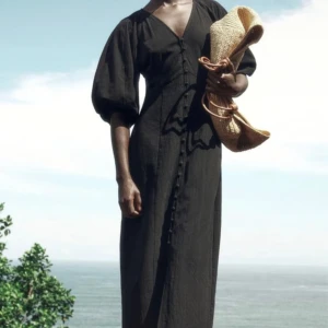 Midiklänning H&M - Använd vid ett tillfälle, i princip i nyskick. Liknar Adoores klänningar i modellen! Slutsåld på H&Ms hemsida🌸