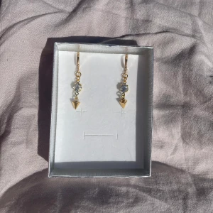 Diamond spike örhängen  - 35kr per par, finns flera i lager😊 kolla gärna in min instragram där jag främst sköter försäljningen 🤍 fler liknande smycken hittar ni på min sida 🥰