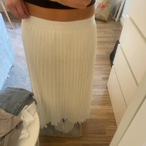 Kjol - Säljer denna superfina vit kjolen💗