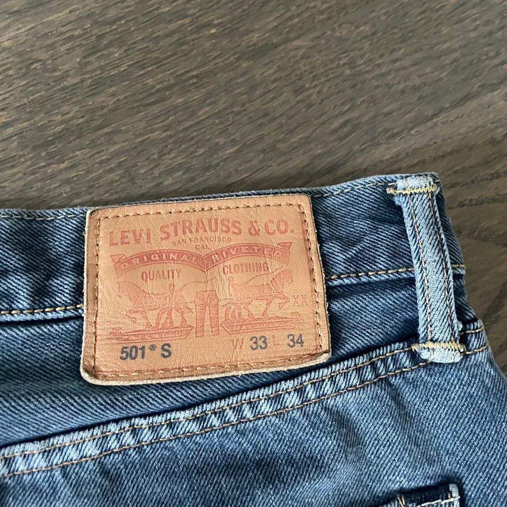 Säljer ett par Levis 501 som är knappt använda. . Jeans & Byxor.