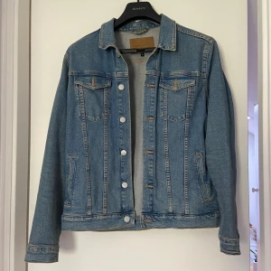 Herr Jeansjacka - En herr jeansjacka som jag tror är från Cubus men vet inte säkert. Fint skick. Köparen står för frakt.