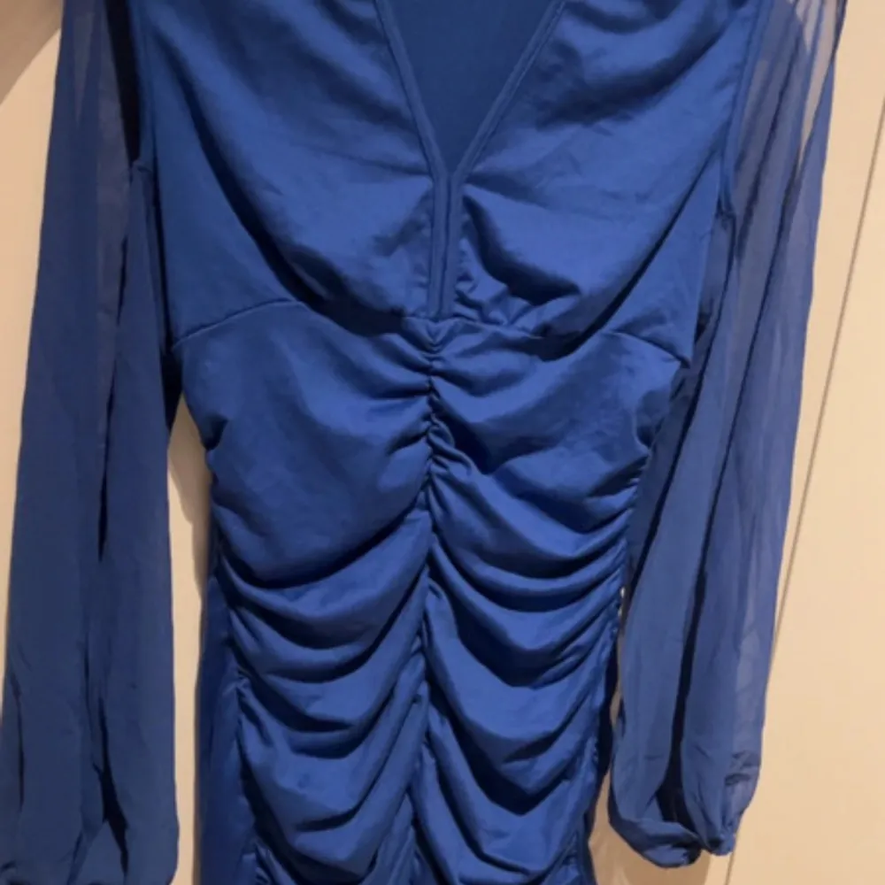 blå klänning från shein i storlek S. normal i storleken, dock endast testad men aldrig använd. väldigt bra skick. armarna är ”öppna” (se bild 2). . Klänningar.